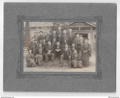 JAPON Photo Ancienne Originale D'un Groupe D'hommes & De Femmes En Costume Traditionnel Ou De Ville Signée Au Verso - Asie