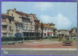 Carte Postale 01. Châtillon-sur-Chalaronne   Station Essence ESSO  Place De La République Très Beau Plan - Châtillon-sur-Chalaronne