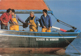 TRANSPORTS - Pêche - La Bergere De Domremy - Un Coquillier Traditionnel De La Rade - Carte Postale - Fishing Boats