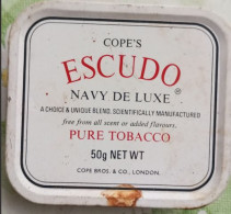 Ancient Empty Metal Tobacco Box Cope's ESCUDO Navy De Luxe, Cope Bros. & Co London, Made In UK, 9x8x2,5 Cm - Cajas Para Tabaco (vacios)