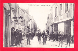 F-79-Sauze Vaussais-15Ph64  La Grande Rue, La Mairie, Grosse Animation, Cpa BE - Sauze Vaussais