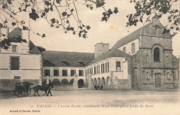 Vannes * Place Et L'ancien évêché , Actuellement Musée Municipal Et Jardin Des Sports - Vannes