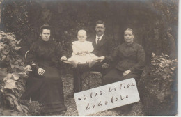 THIAIS - 10 Avenue De Paris - La Famille Colbois ? ( Voir Au Dos ) Posant Dans Son Jardin En 1905 ( Carte Photo ) - Thiais