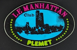 AUTOCOLLANT  STICKER - LE MANHATTAN CLUB - PLEMET - DISCOTHÈQUE - NIGHT-CLUB - 22 CÔTES-D'ARMOR BRETAGNE - Autocollants