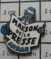 1415c Pin's Pins : BEAU ET RARE / MEDIAS / MAISON DE LA PRESSE ARRAS LeCTeUR DE JOURNAl - Médias