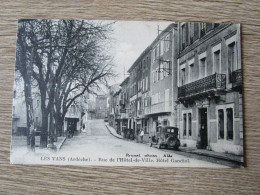 07 LES VANS RUE DE L'HOTEL DE VILLE HOTEL GANDIOL VOITURE ANCIENNE - Les Vans