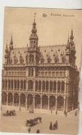 Delcampe - Bruxelles  Carte Non Circulée  Maison Du Roi Et La Place Annimée Attelage - Monumenti, Edifici