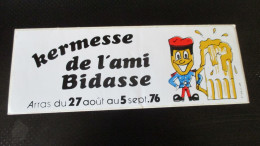 Autocollant Vintage Kermesse De L'ami Bidasse Arras 1976  ( 19,5 Cm / 7 Cm ) - Autocollants