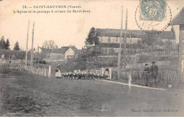 89 - SAINT SAUVEUR - SAN66273 - L'Eglise Et Le Passage à Niveau Du Saint Jean - Saint Sauveur En Puisaye