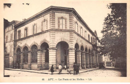 84 - APT - SAN64264 - La Poste Et Les Halles - Apt