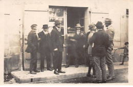 65 - N°88194 - LA BARTHE DE NESTE - Hommes Sur Une Pas De Porte, Garçon Avec Un Cerceau - Carte Photo - La Barthe De Neste