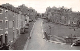 85 - N°88102 - POUZAUGES - Rue Du Champ De Foire - CPSM - Pouzauges