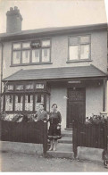 Royaume-Uni - N°91589 - Angleterre - London Suburbs - NORWOOD - Couple Devant Une Maison - Carte Photo - Londen - Buitenwijken