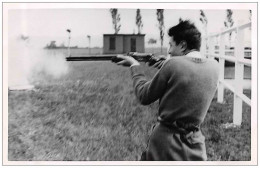 Sport. N°46655 . Tir. Homme Tirant Au Fusil. . Arme .  Carte Photo Souple. - Shooting (Weapons)