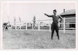 Sport. N°46657 . Tir. Homme Tirant Au Pistolet. . Arme .  Carte Photo Souple. - Waffenschiessen