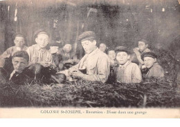 Scoutisme . N°100471 . Colonie Saint Joseph . Excursion . Dîner Dans Une Grange - Scoutismo