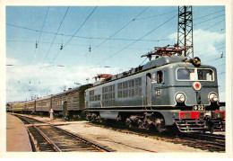 RUSSIE - SAN26961 - Dans Une Gare D'URSS - Le Transsibérien Remorqué Par Une CC Construite En France - Train - Russland