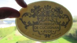 Autocollant Vintage Auberge De Cucugnan Aude  Pour Surface Vitrée ( 11,5 Cm / 8 Cm  ) - Adesivi