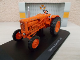 Universal Hobbies Tracteur Vendeuvre Super GG 70 1956 Echelle 1/43 En Boite Vitrine Et Surboite Carton - Altri & Non Classificati