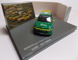 Universal Hobbies Renault Clio V6 Trophy Ilion Echelle 1/43 En Boite Vitrine Et Surboite Carton - Andere & Zonder Classificatie