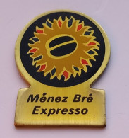 RR70 Pin's CAFÉ MENEZ BRE EXPRESSO Brûlerie Du Menez-Bré Pédernec Côtes-d'Armor Achat Immédiat - Boissons