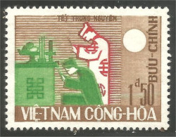 930 Vietnam Making Offerings Offrandes No Gum(VIE-421) - Vietnam