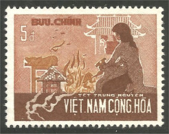 930 Vietnam Femme Brulant Encens (VIE-420) - Vietnam