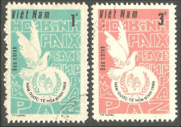 930 Vietnam Peace Year Année Paix Colombe Dove (VIE-318e) - Palomas, Tórtolas