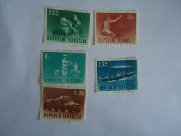 INDONESIA   MNH 5  STAMPS SHIPS - Indonesia