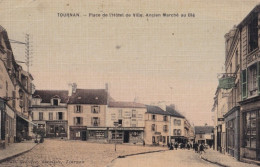 77) TOURNAN - PLACE DE L ' HOTEL DE VILLE - ANCIEN MARCHE AU BLE - ANIMEE - CAFE DU MIDI - CARTE TOILEE -1922 - 2 SCANS - Tournan En Brie