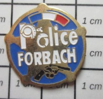 713A  Pin's Pins : Rare Et Belle Qualité POLICE / PISTOLET FORBACH Moselle En Région Grand Est - Policia