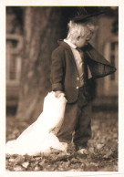 ENFANTS - Un Enfant élégant Tenant Une Voile - Carte Postale Ancienne - Portraits