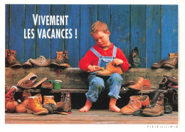 ENFANTS - Un Enfant Cirant Des Chaussures - Colorisé - Carte Postale - Portraits