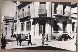 CPSM ALGERIE - BATNA - La Poste - TB PLAN EDIFICE PTT Jolie ANIMATION Centre Ville + TB AUTOMOBILE RENAULT 4 CV - Batna