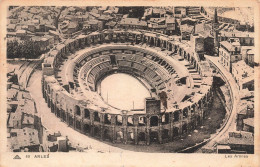 FRANCE - Arles - Les Arènes - Vue Sur Les Arènes - Vue D'ensemble - Des Maisons Au Alentour - Carte Postale Ancienne - Arles