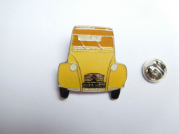 Superbe Pin's , Auto Citroën 2CV , 2 CH , Jaune , Signé Qualité Collectors - Citroën