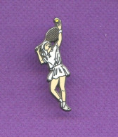 Superbe Pins Joueuse De Tennis Femme Fille Pin Up Zamac N839 - Tenis