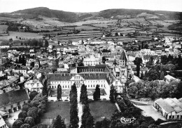 71-CLUNY- VUE AÉRIENNE SUR L'ABBAYE , ECOLE DES ARTS AU FOND LA MONTEE DU LOUP - Cluny