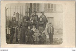 CARTE PHOTO GROUPE DE PERSONNES ET UN SOLDAT LIEU NON IDENTIFIE - A Identifier