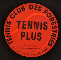 AUTOCOLLANT TENNIS PLUS - TENNIS CLUB DES FORESTRIES - COUERON 44 LOIRE ATLANTIQUE - SPORT - Pegatinas