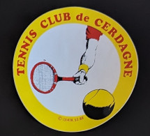 AUTOCOLLANT TENNIS CLUB DE CERDAGNE - SPORT - BOURG-MADAME ? 66 PYRÉNÉES ORIENTALES - Adesivi