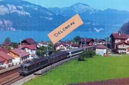 Train Bâle-Chiasso , Remorqué Par Une Re 6/6 , Passe à Sisikon, Le Long Du Lac Des 4 Cantons En 1993 - Reproduction - Sisikon