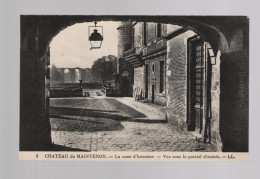 CPA - 28 - Château De Maintenon - La Cour D'honneur - Vue Sous Le Portail D'entrée - Non Circulée - Maintenon