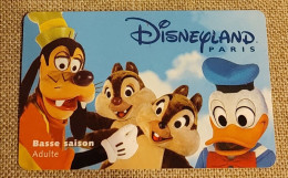 1 Carte Pass / Entrée Enfant Et Adulte Disneyland PARIS Années 90' Représentant Dingo, Tic Et Tac Et Donald - Eintrittskarten