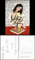 Ansichtskarte  Schach Chess Motivkarte Frau Mit Osterei Vor Schachbrett 2000 - Contemporain (à Partir De 1950)