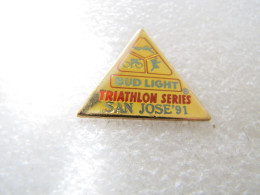 PIN'S      BUD LIGHT BIÈRE   TRIATHLON  SAN JOSÉ   91 - Andere & Zonder Classificatie