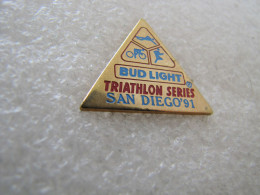 PIN'S      BUD LIGHT BIÈRE   TRIATHLON   SAN  DIEGO    91 - Andere & Zonder Classificatie