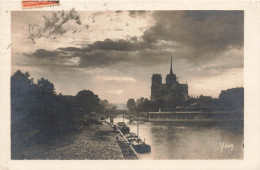 FRANCE - Paris - En Flanant - Coucher De Soleil Sur Notre Dame - Vue Sur La Cathedral Notre Dame- Carte Postale Ancienne - Notre-Dame De Paris