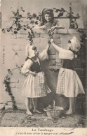 ENFANTS - La Vendange - Celui Là Nous Allons Le Manger Tout De Suite - Trois Enfants - Carte Postale Ancienne - Groepen Kinderen En Familie