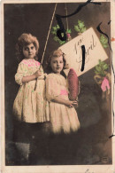 FETES - VOEUX - 1er Avril - Poisson D'avril - 1er Avril - Deux Jeunes Filles Avec Un Poisson - Carte Postale Ancienne - 1er Avril - Poisson D'avril